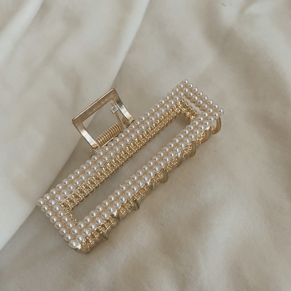 Gold and Pearl Claw HairClip - Picture 2 of 5